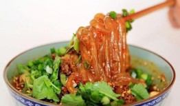 热点爆料酸辣粉的做法视频,跟随热门视频学做地道美味